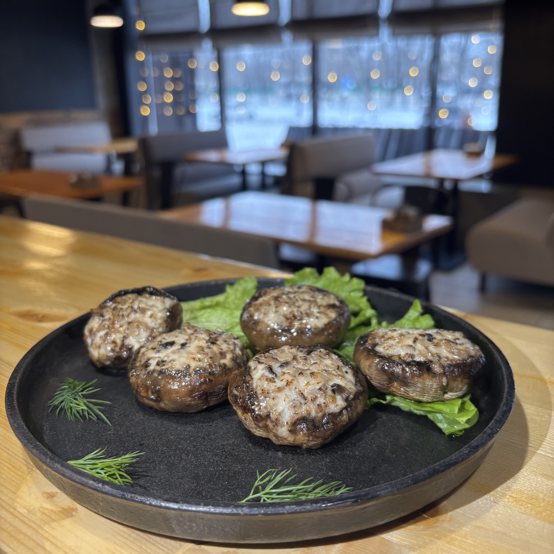 Шампиньоны запеченные с сыром и беконом