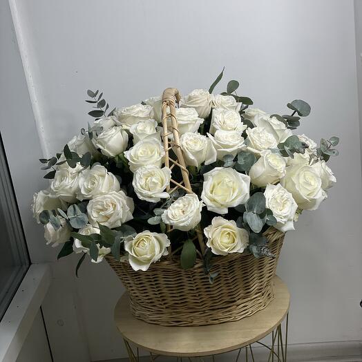 Корзина из 51 розы с эвкалиптом