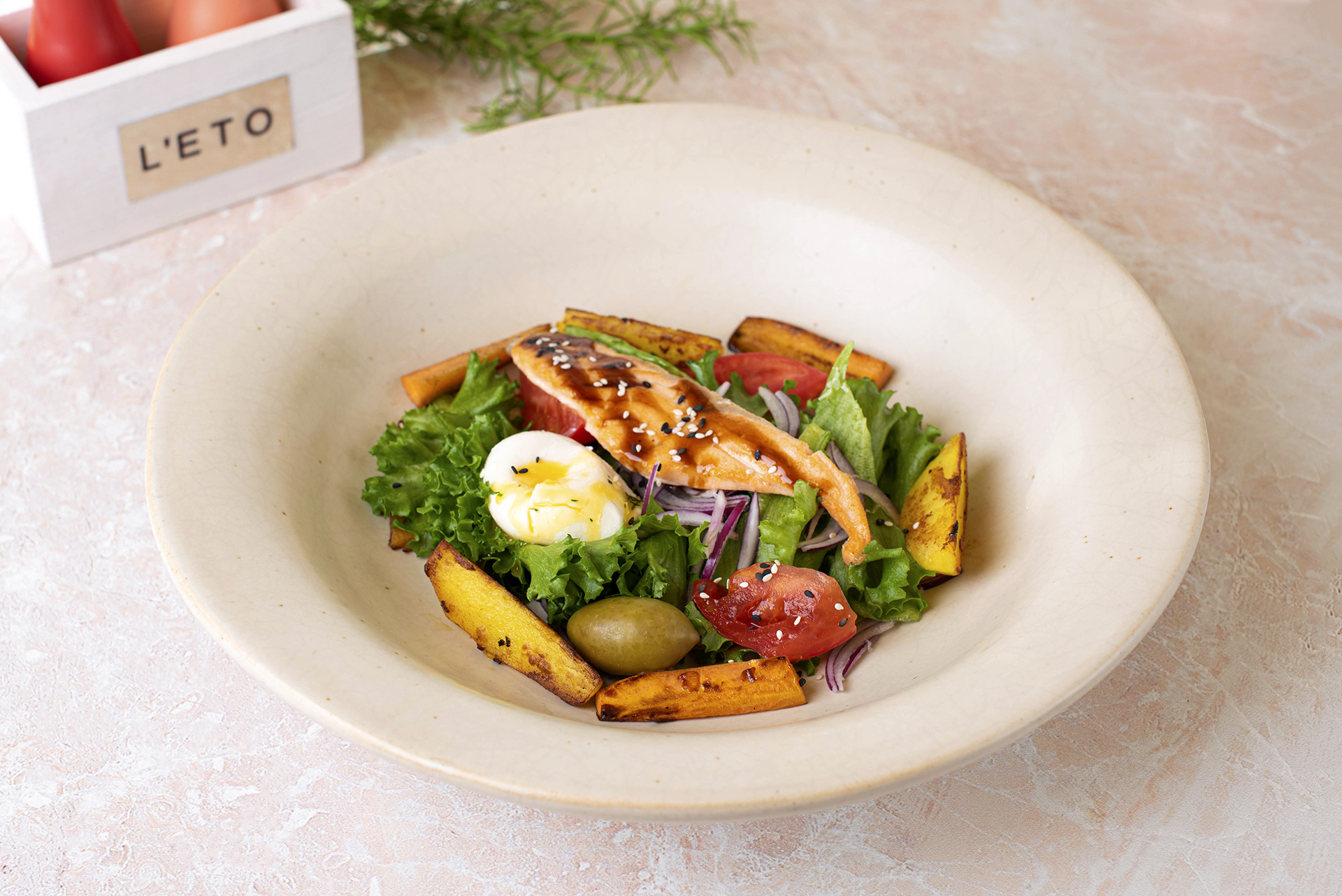 Салат с лососем терияки