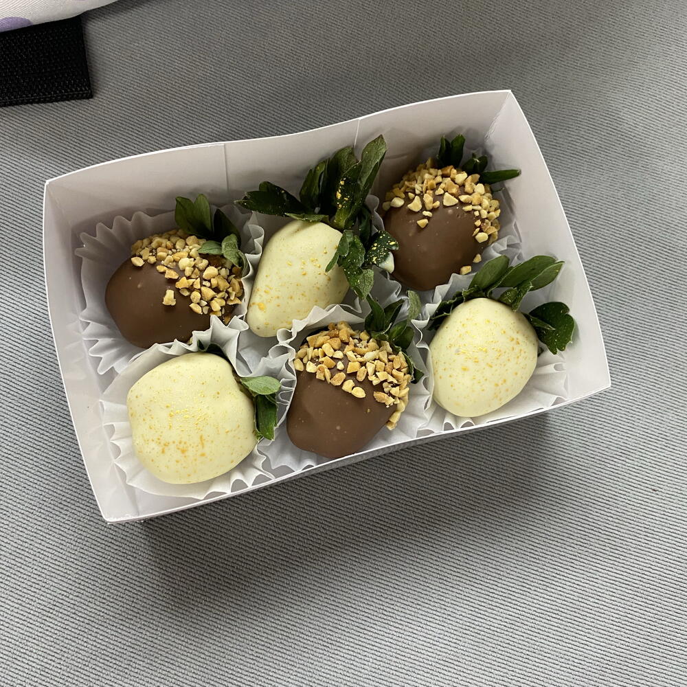 Клубника в молочном и белом шоколаде с посыпкой из обжаренного арахиса