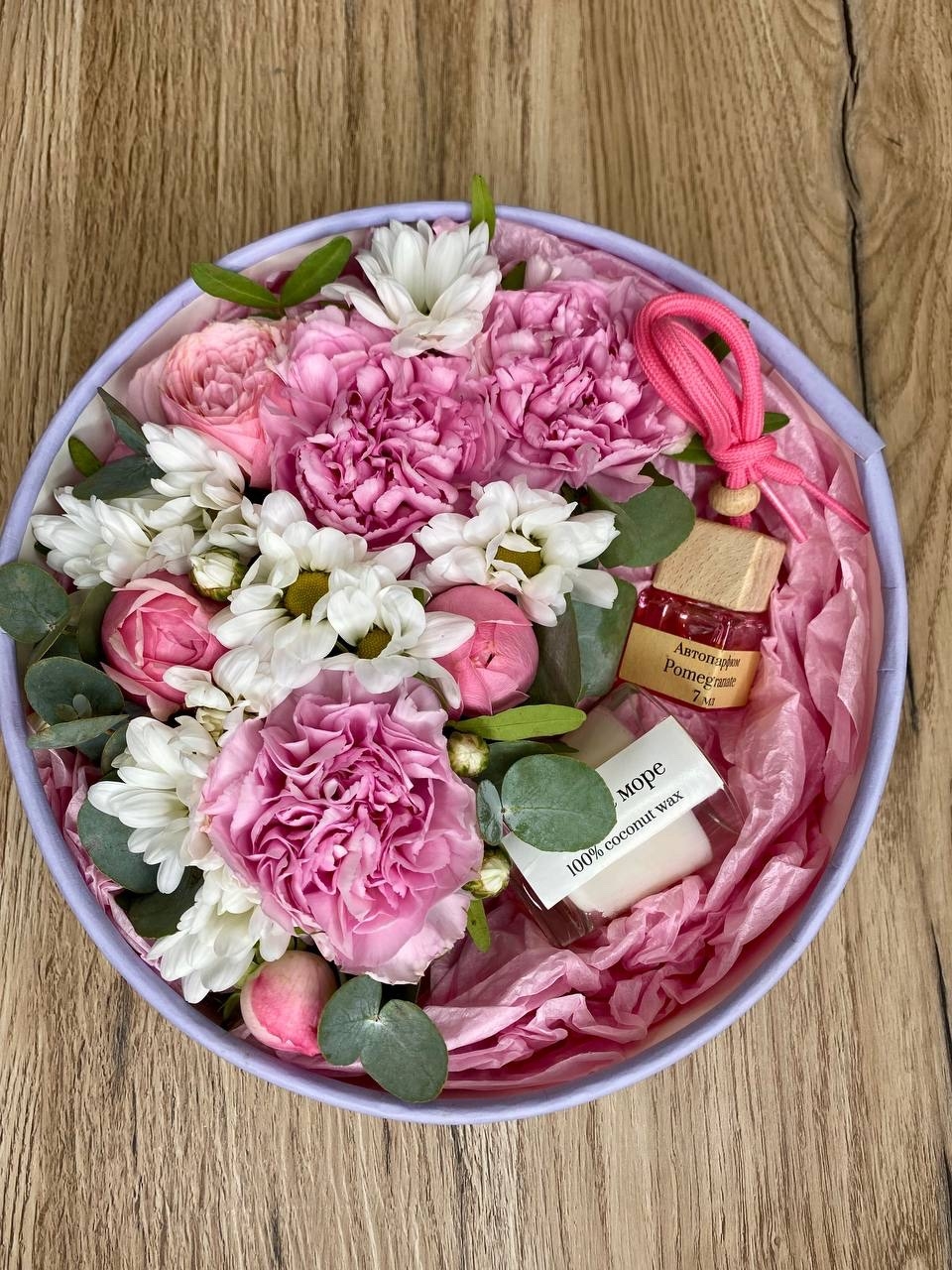 Цветы, свеча и автопарфюм