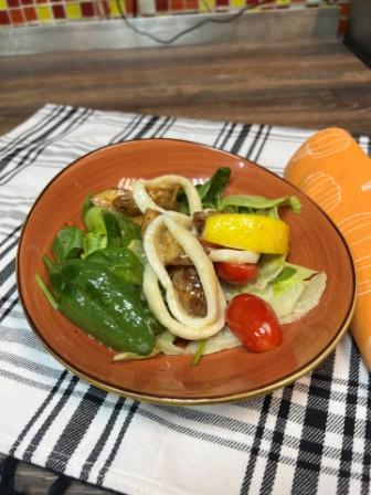 Салат с кальмаром, овощами и картофелем
