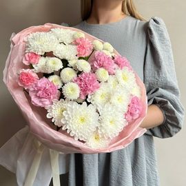 Букет с роз диантусами и кус хризантемой