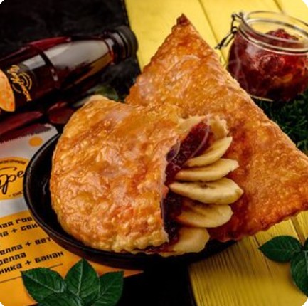 Чебурек с клубникой и бананом