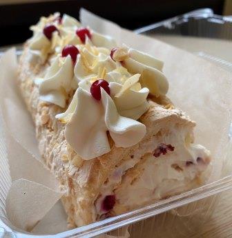 Меренговый рулет с ягодами