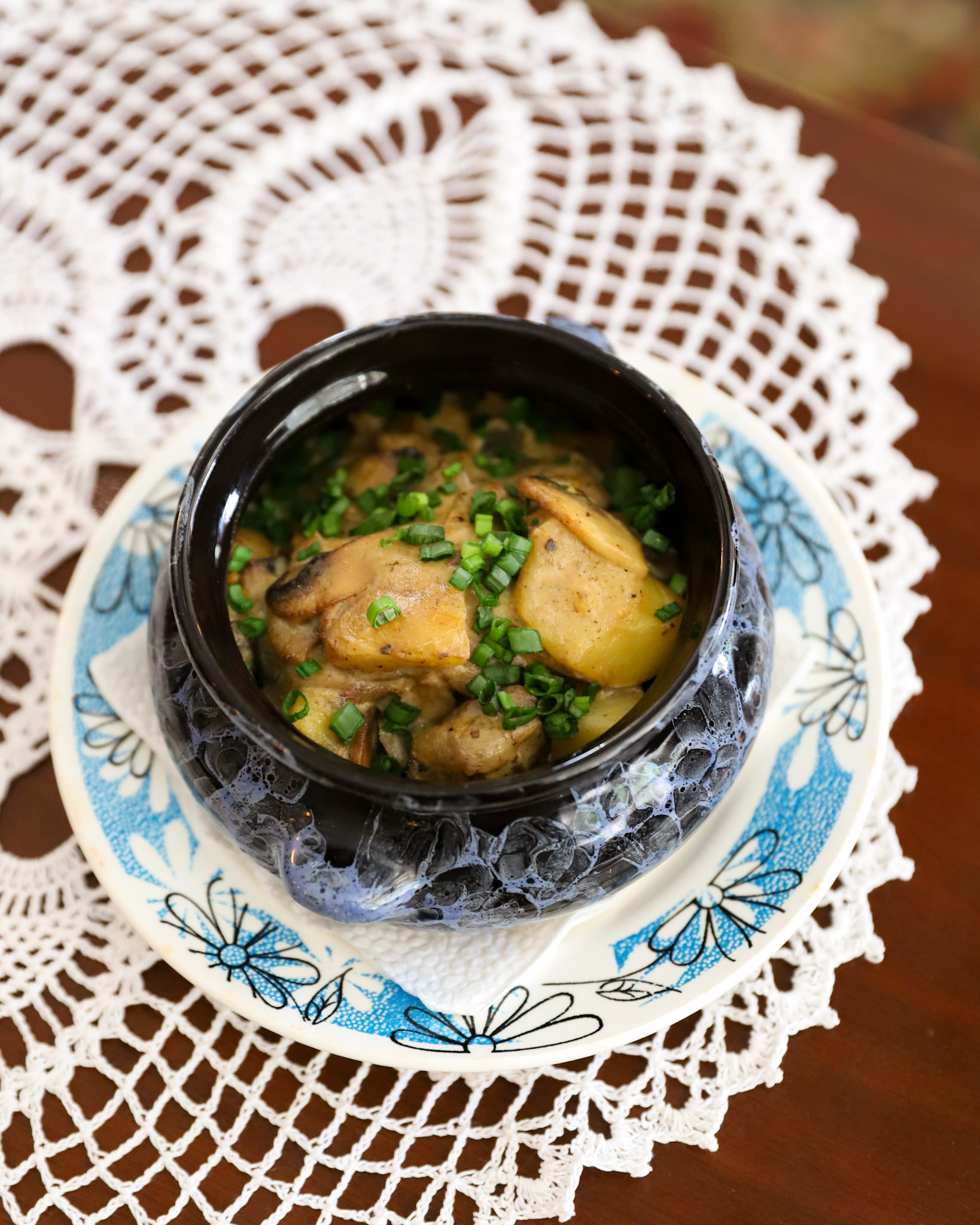 Куриная печень с грибами и картофелем в сливочном соусе