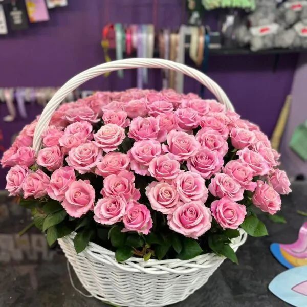 Композиция из 101 светло-малиновой сортовой розы в белой плетеной корзине