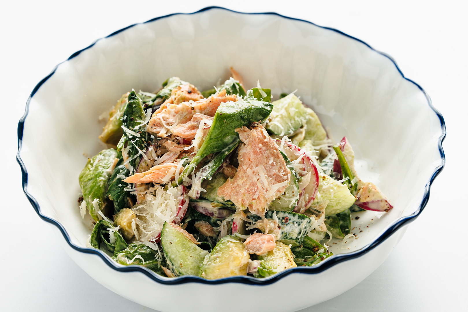 Салат с подкопченной семгой и авокадо