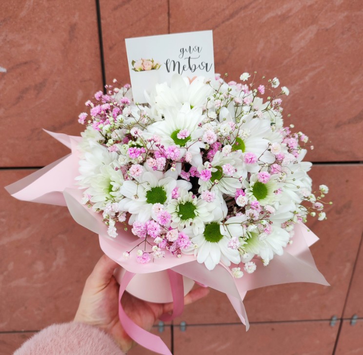 Коробочка с хризантемами и гипсофилой