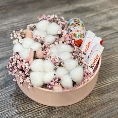 Цветы в коробке: хлопок, гипсофила, киндеры