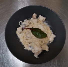 Паста с курицей и грибами