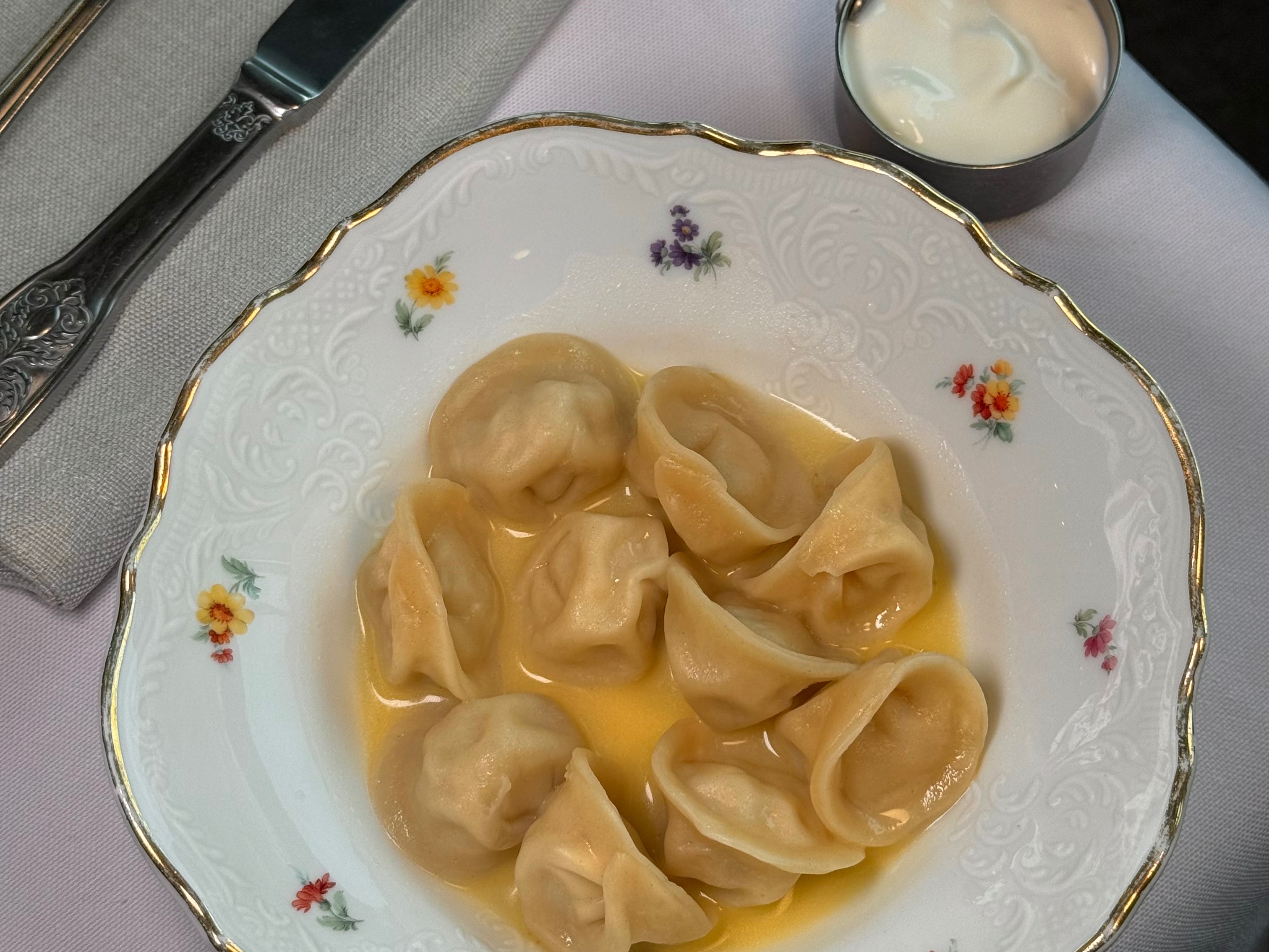 Детские пельмени с кроликом и сметаной