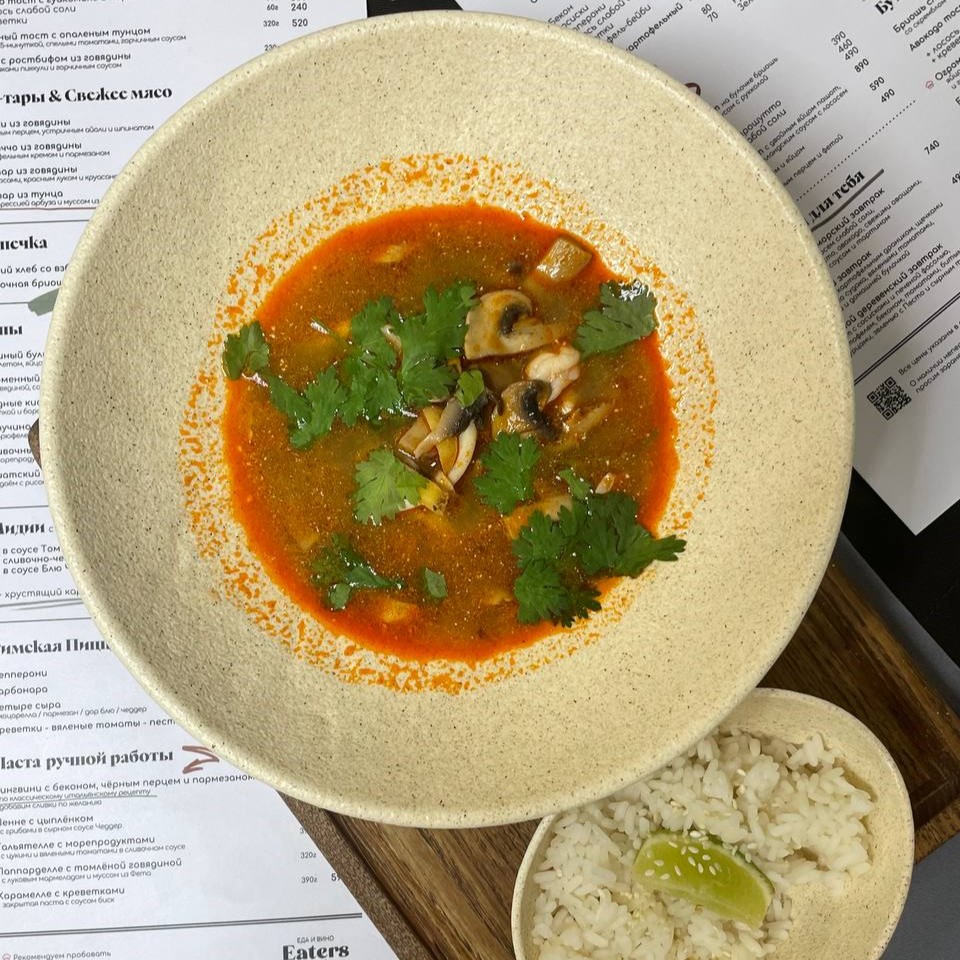 Азиатский суп с креветками и кальмаром