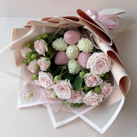 Букет из клубники с кустовыми розами "Нежность"