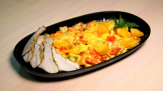 Горячая сковородка с курицей