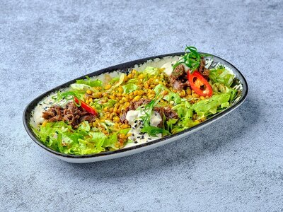 Салат с томленой говядиной и табуле из булгура 
