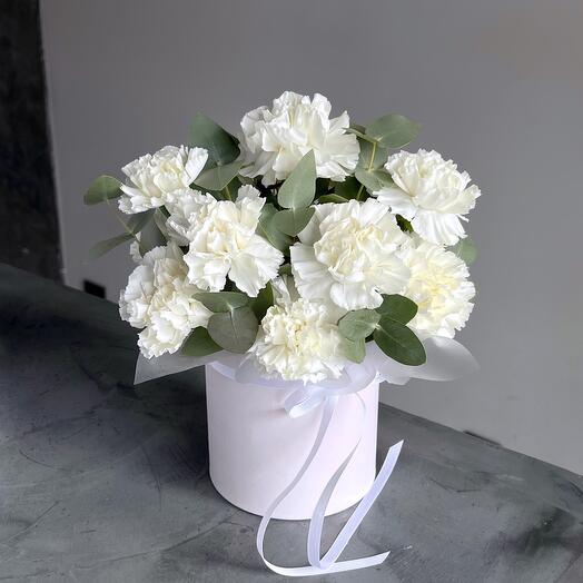 Белый диантус с эвкалиптом в коробке