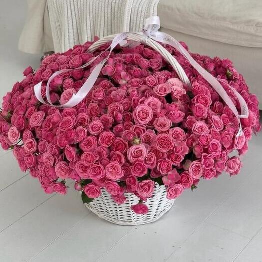 Корзина с цветами кустовая Роза
