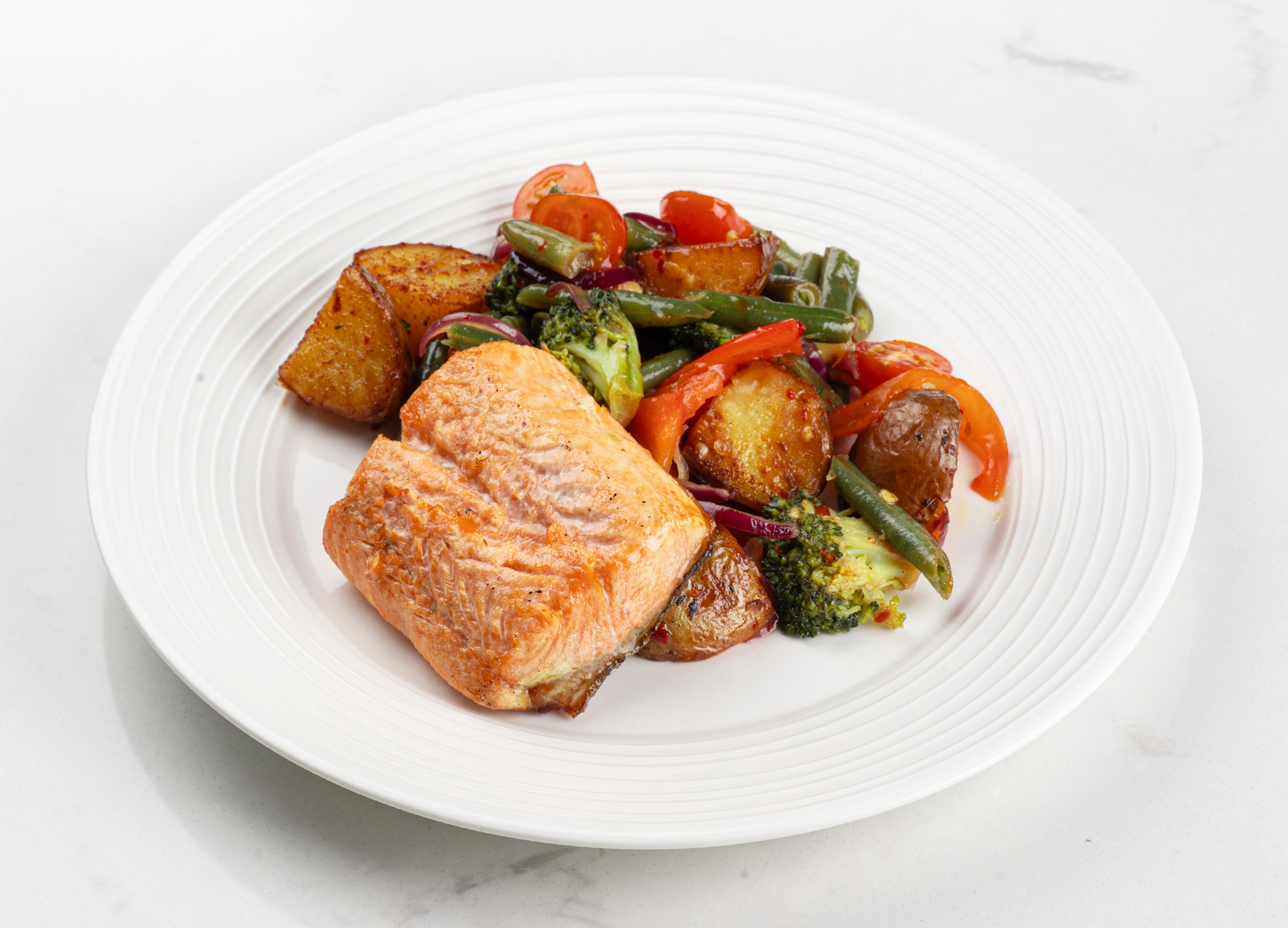 Стейк из лосося с овощами