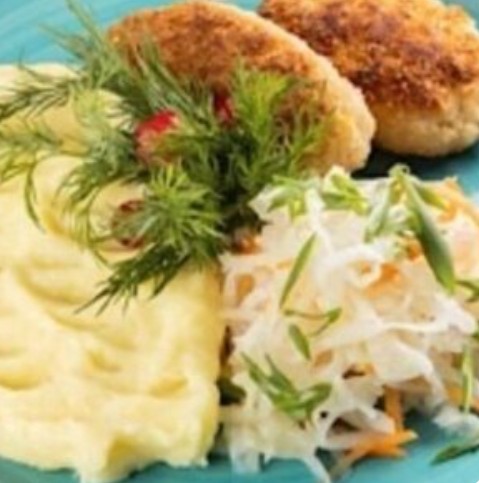 Котлеты куриные с картофельным пюре и квашенной капустой