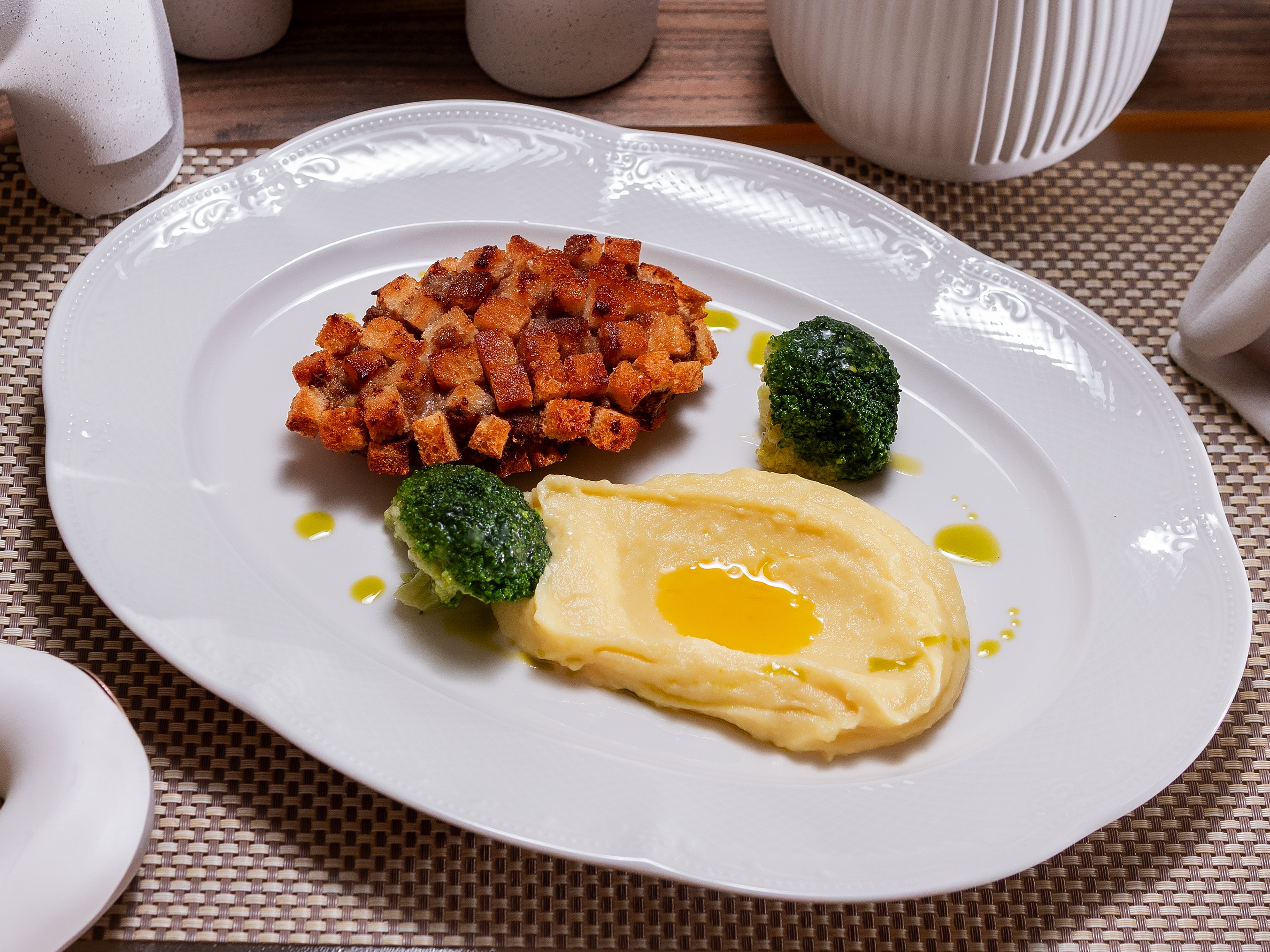 Пожарская котлета с картофельным пюре на горчичном масле