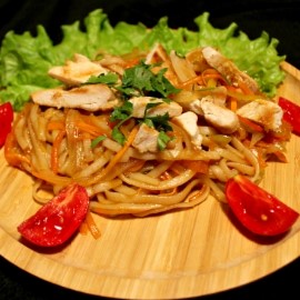 Удон с курицей и овощами