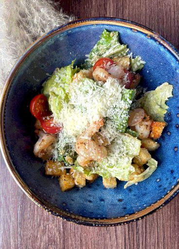 Салат Цезарь с креветками