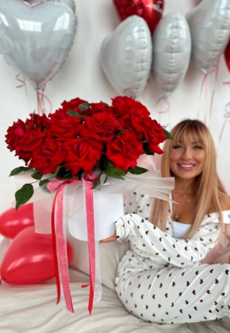 Вау-коробка с 15ю алыми розами