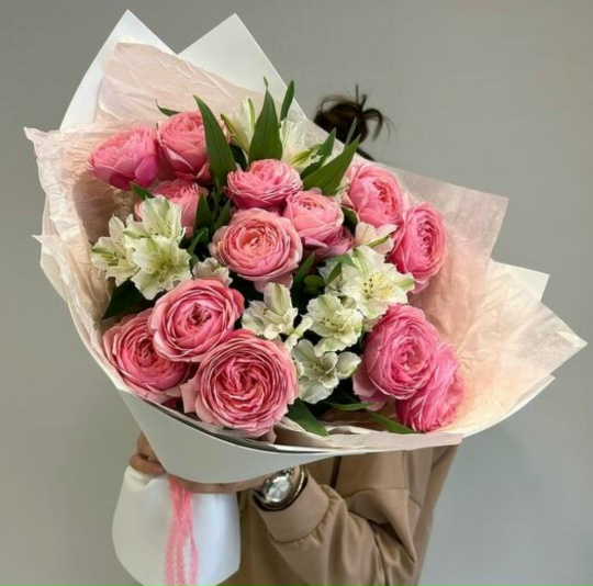 Красивый букет с кустовыми пионовидными розами