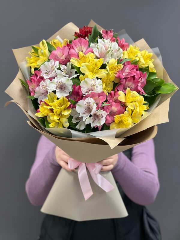 Букет из 13 разноцветных альстромерий в крафте