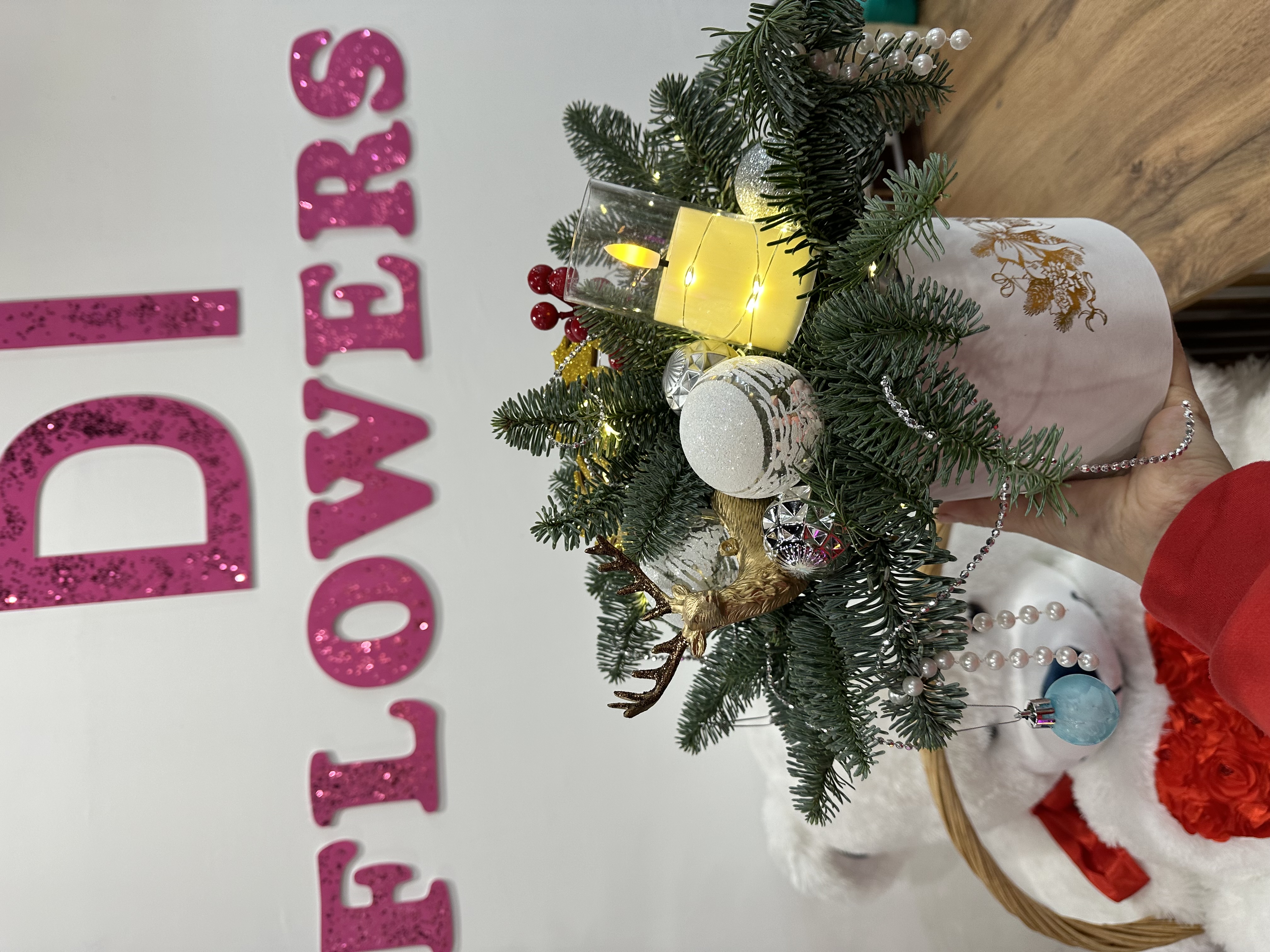 Новогодняя авторская настольная композиция из нобилиса с декором в шляпной коробке.