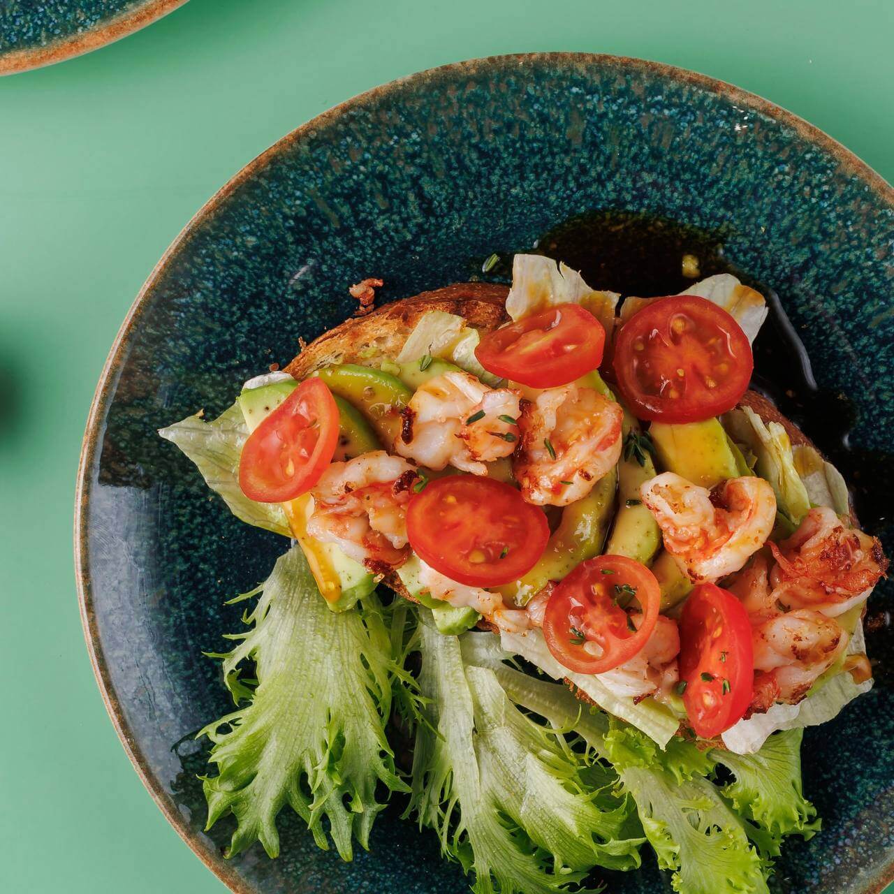 Брускетта с креветкой и соусом WOK