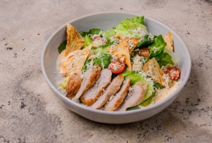 Салат с соусом, сулугуни и курицей