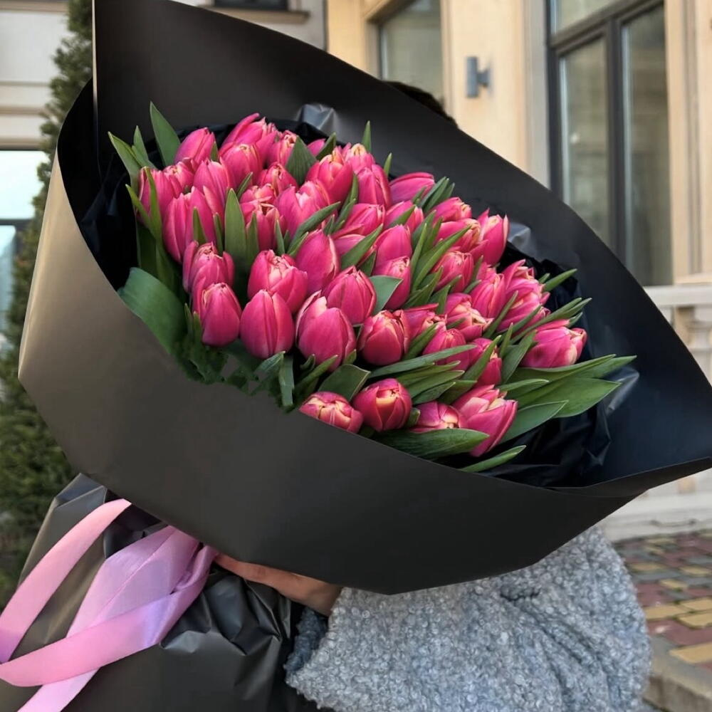 51 тюльпан в черной упаковке стильный