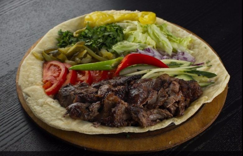 Шаурма на тарелке из свинины