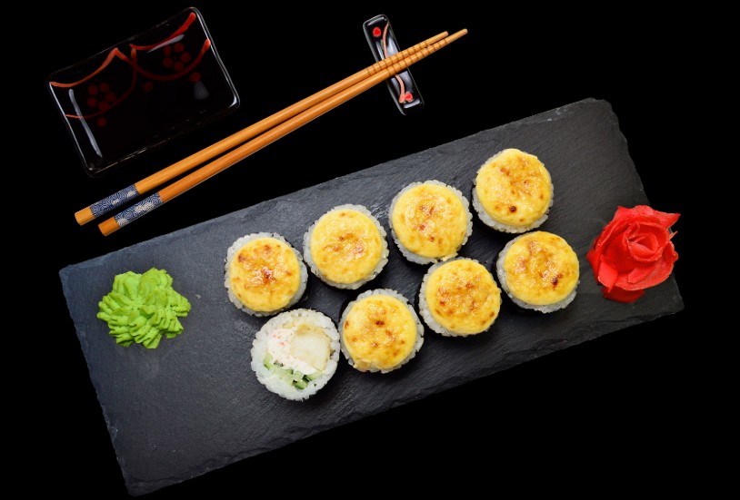 Запеченный ролл с крабом и окунем