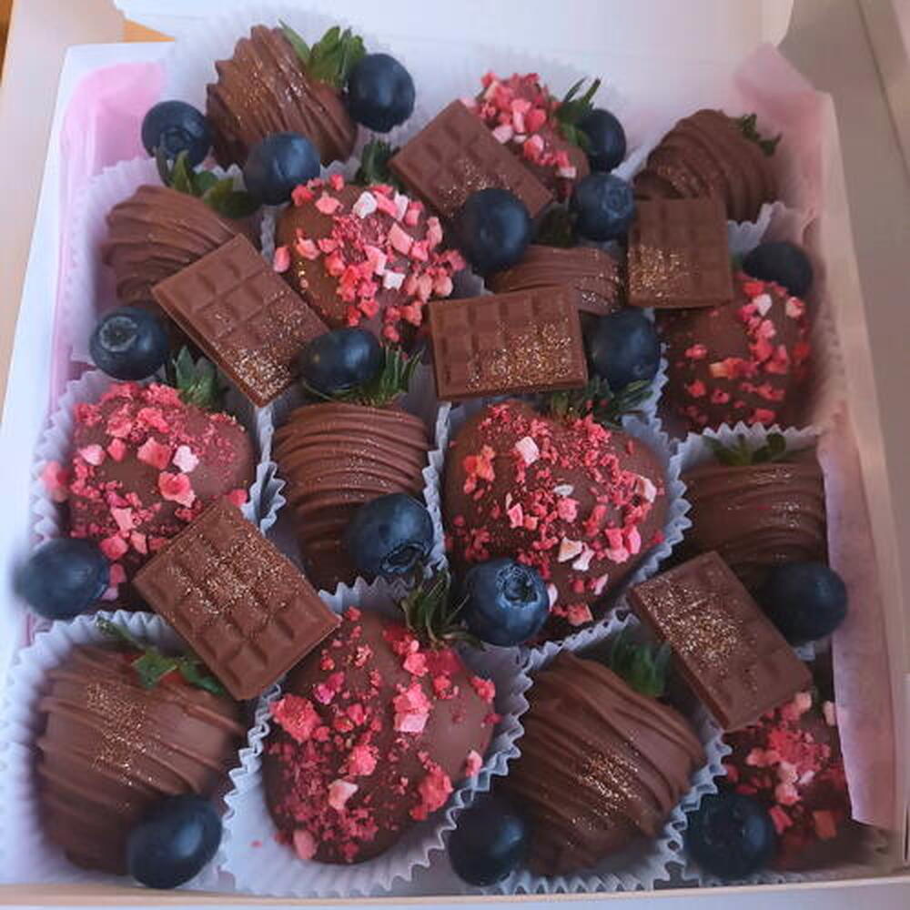 Клубника в молочном шоколаде с добавлением мини плиток шоколаде с декором