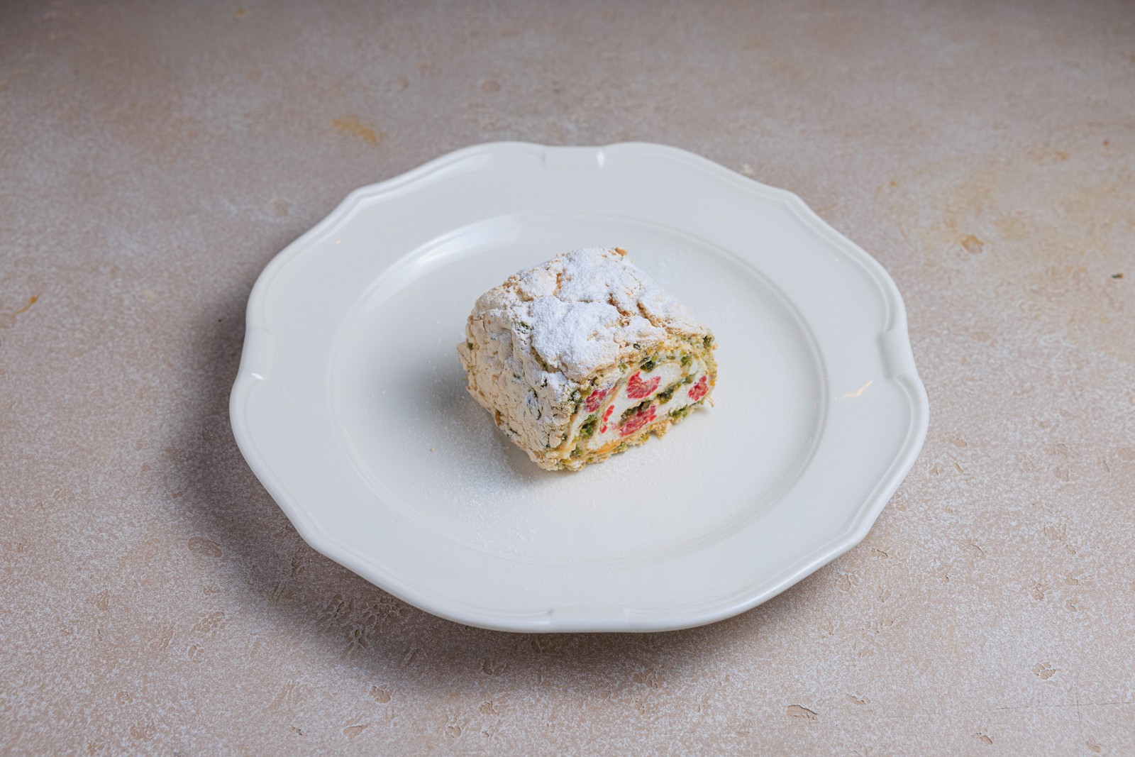 Меренговый рулет с малиной