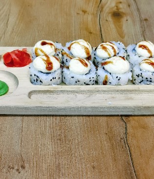 Ролл с креветкой и сырной шапкой