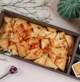 Начос с соусом гуакамоле и соусом бурбон
