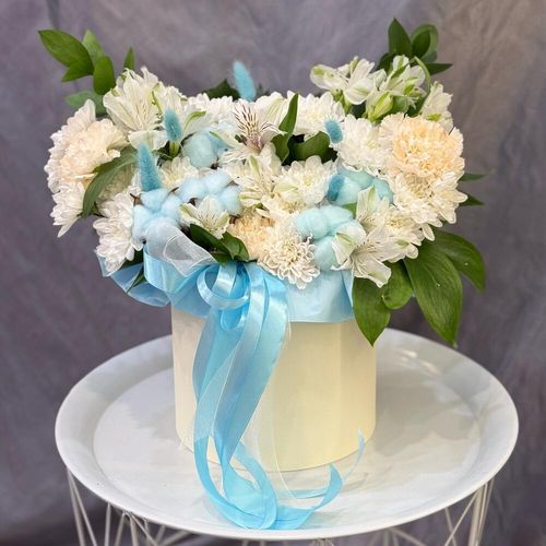 Цветы в коробке: хризантемы, диантусы, альстромерии, сухоцветы (к2017)