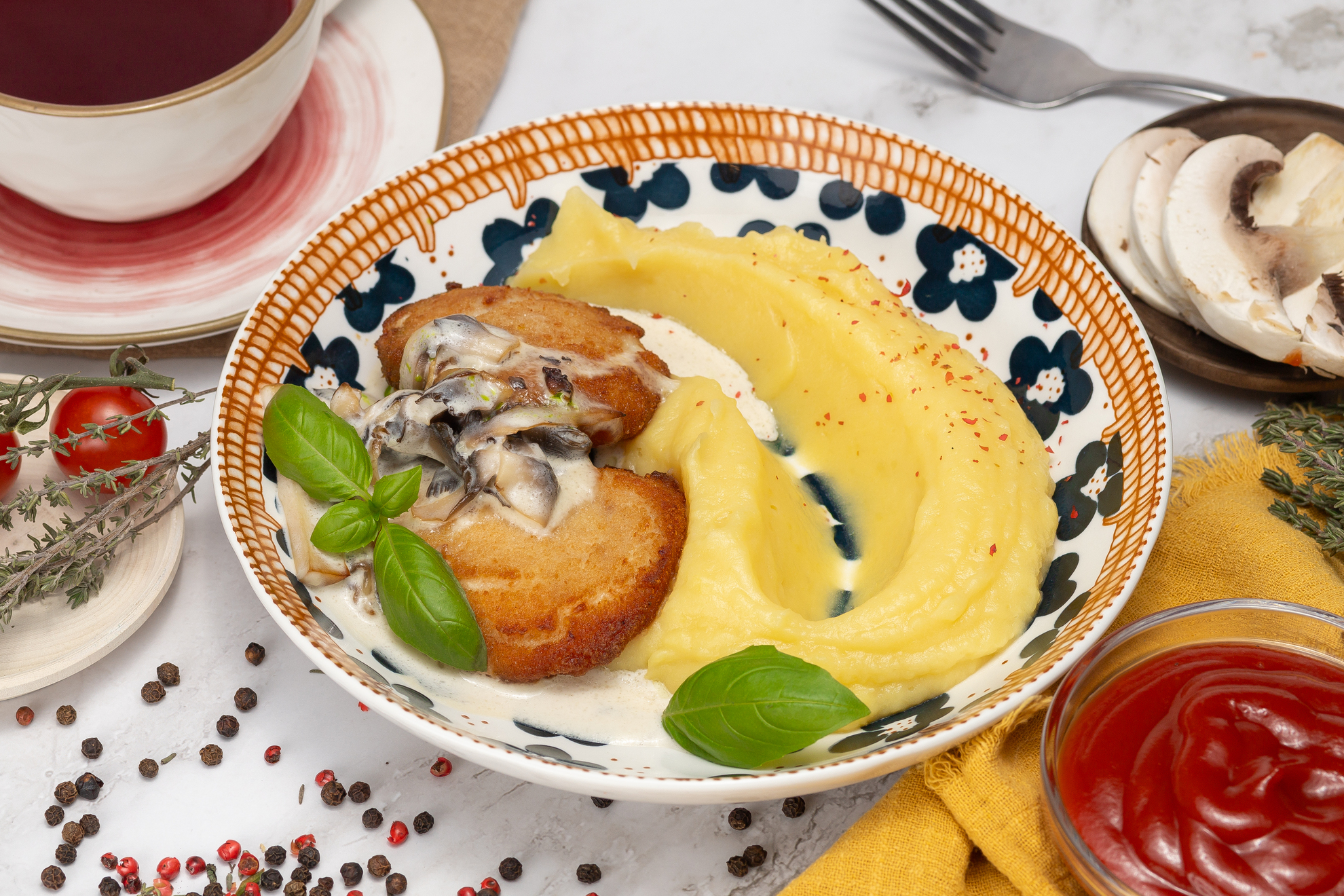 Котлетки под грибным соусом