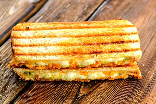 Тосты с моцареллой и соусом песто