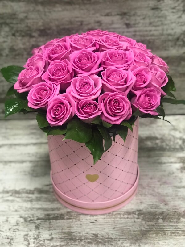 Шляпная коробочка из 25 розовых роз