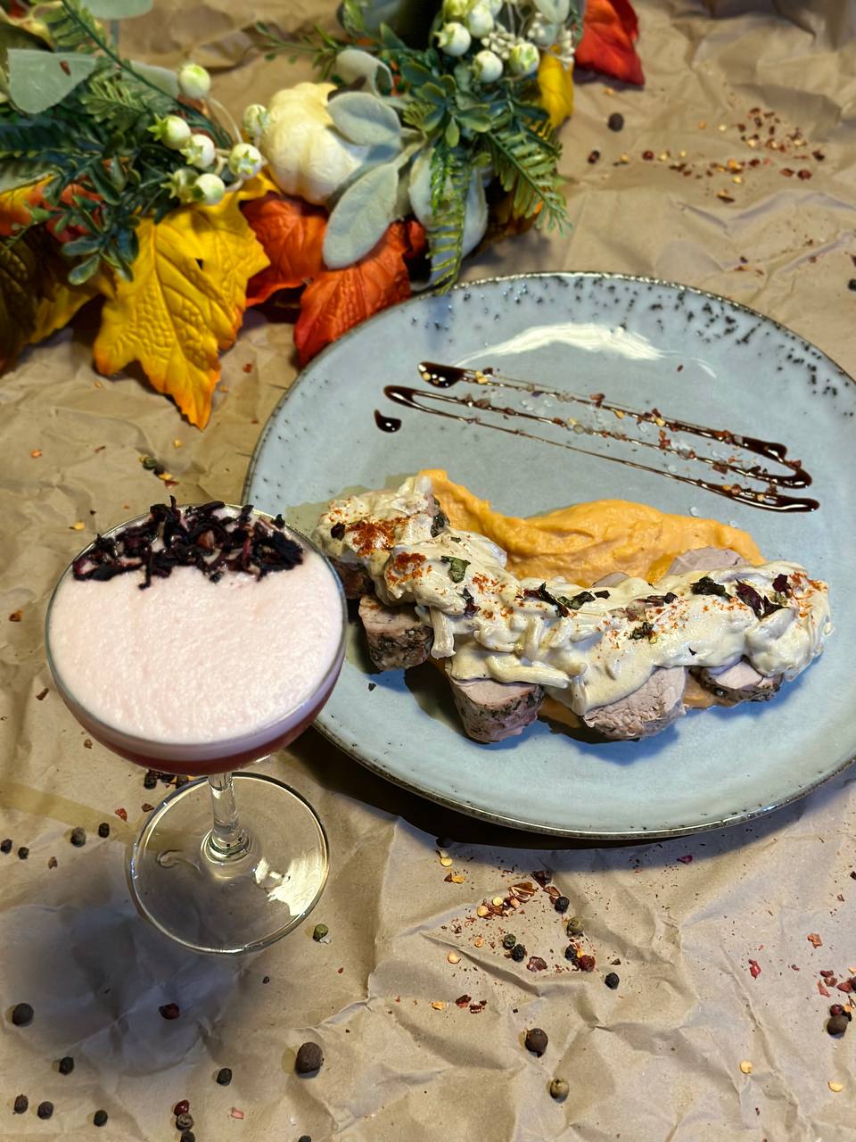 Свиная вырезка с пюре из батата и соусом из опят