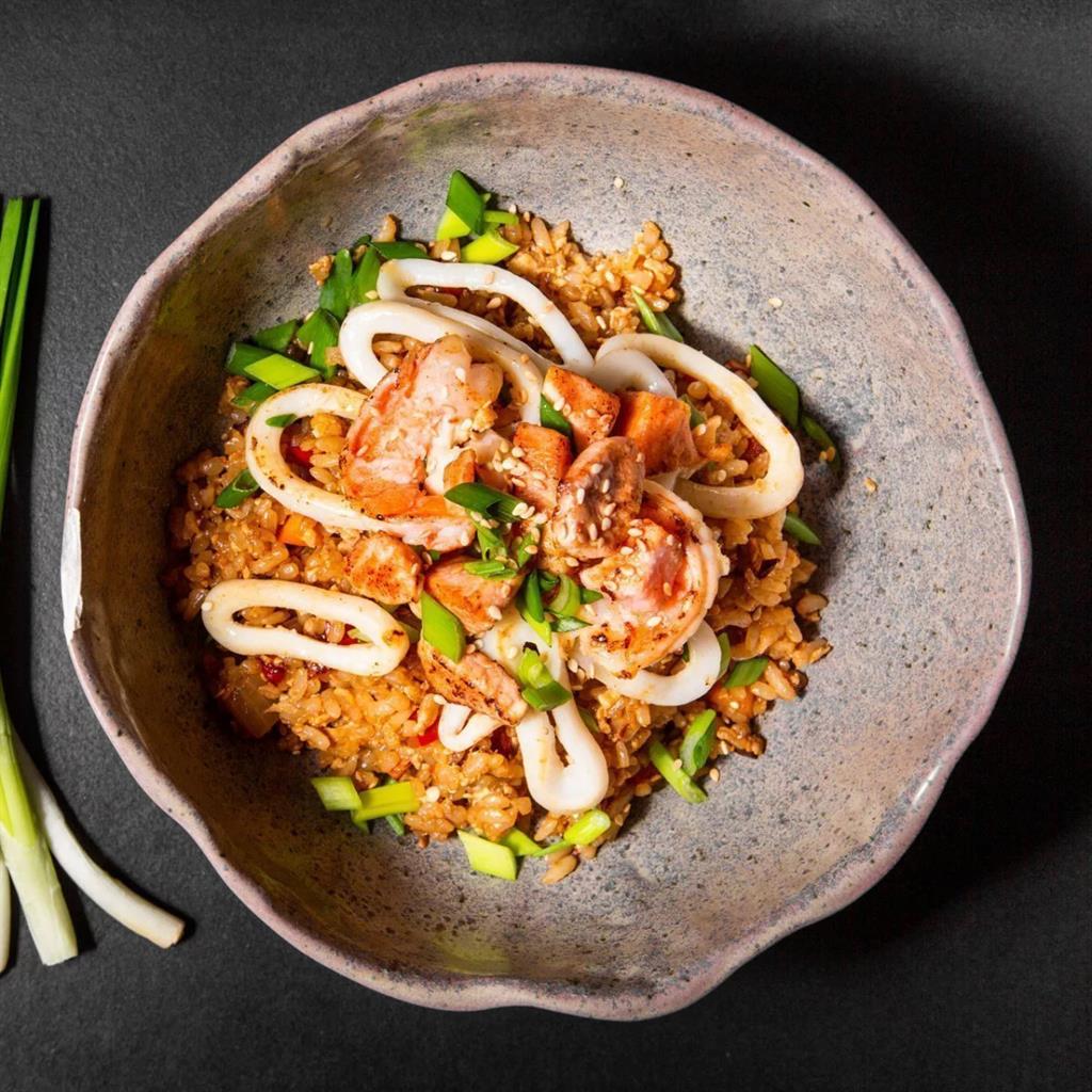 Чесночный рис с морепродуктами