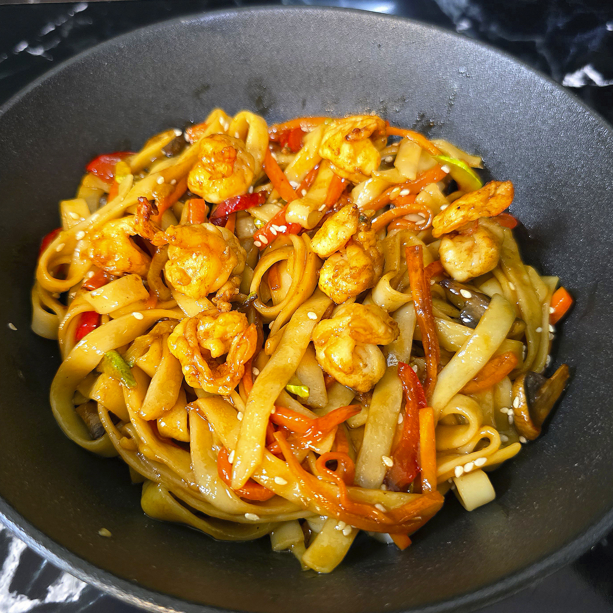 Wok с тигровой креветкой в унаги