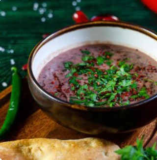 Суп с натуральной красной фасолью с добавлением грецкого ореха (постный) хлеб