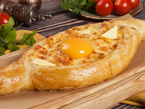 Хачапури по-аджарски (с яйцом)