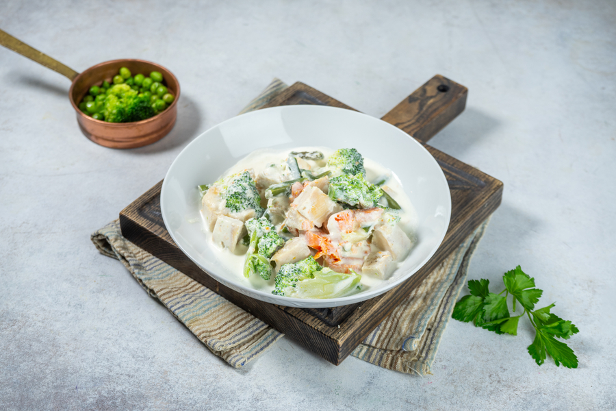 Курица с брокколи под сливочным соусом